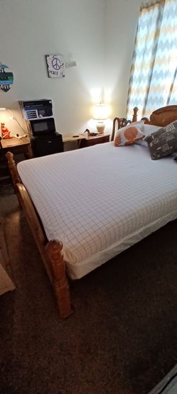 QUEEN BED COMPLETE / LIKE NEW