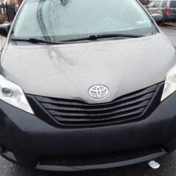 2011 TOYOTA SIENNA LE