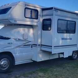 2004 Winnebago (E450) Minnie
