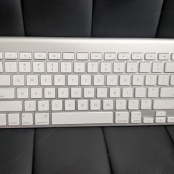 Apple Bluetooth Keyboard 