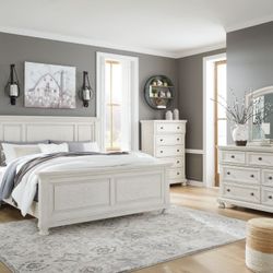 Robbinsdale-Antique White-7Pc.Dresser-Mirror-Queen Panel Bed-2 Nightstands
