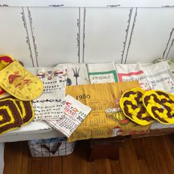 Retro Kitchen Towels And Pot Holders 