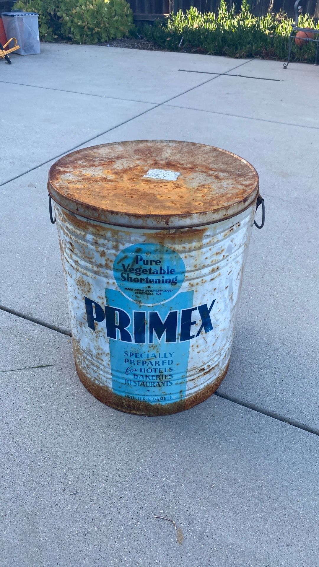 Vintage vegetable oil can