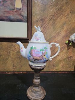 Alice and Wonderland Teapot 