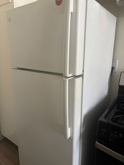GE White Top-Freezer Refrigerator