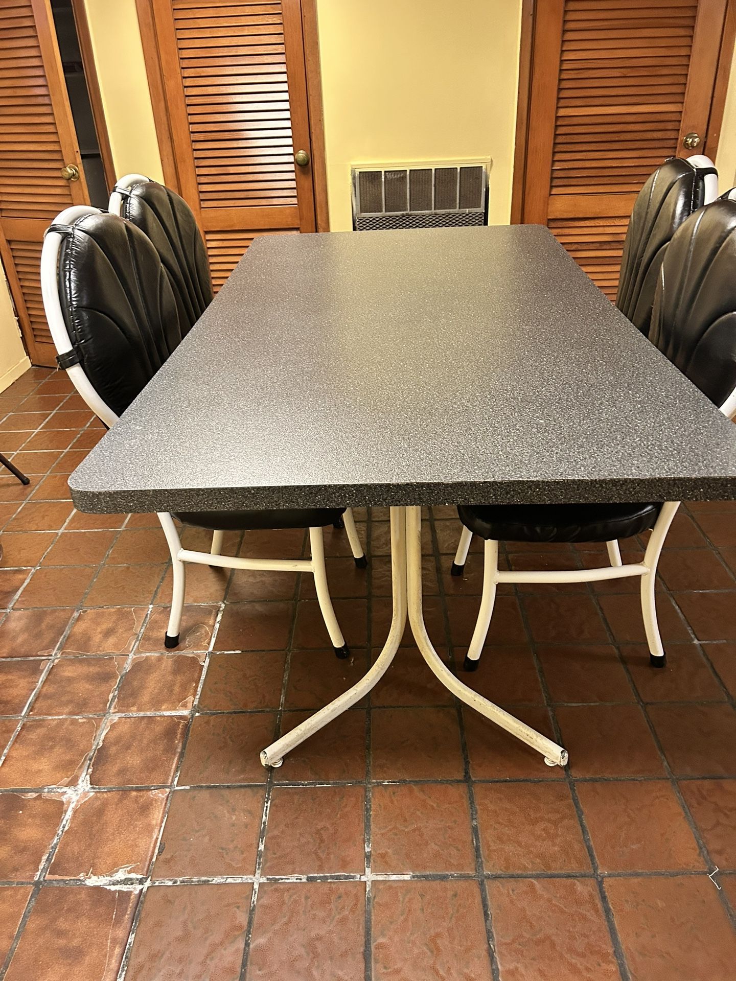 DINING TABLE W/4 CHAIRS