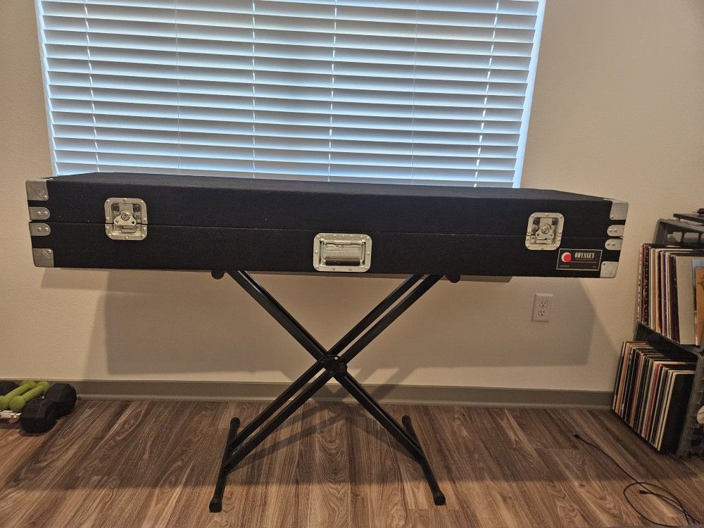 DJ Turntable Case w adjustable stand