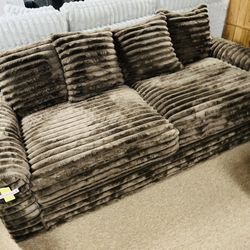 Beautiful Cozy Stylish Couch!