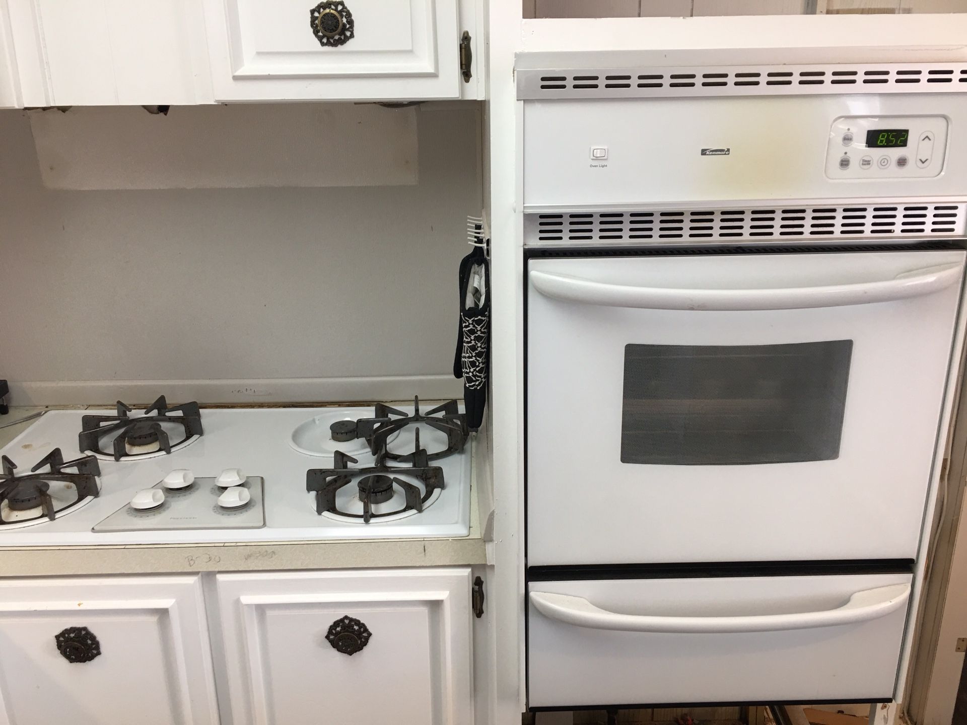 Kenmore drop in gas stove and slide in gas oven for Sale in Mesa, AZ