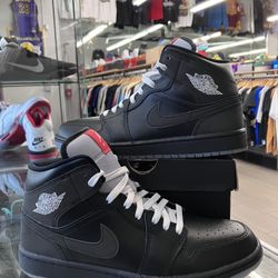 Air Jordan 1 Mid SE Black Metallic Reimagined