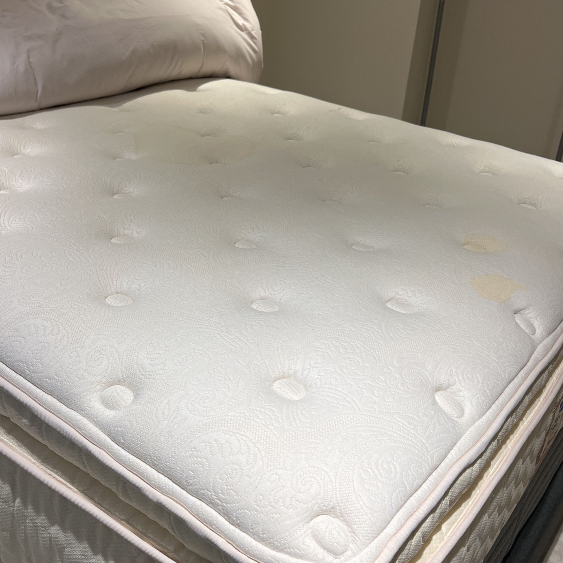 Queen Pillow Top Mattress for Sale in Kirkland, WA OfferUp