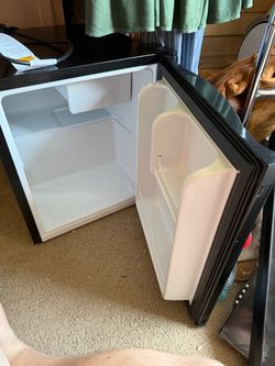 Works great Hisense mini fridge refrigerator dorm office bedroom gym black 1.7 cubic ft