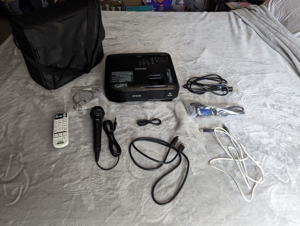 Epson EX9220 Projector And Microphone 