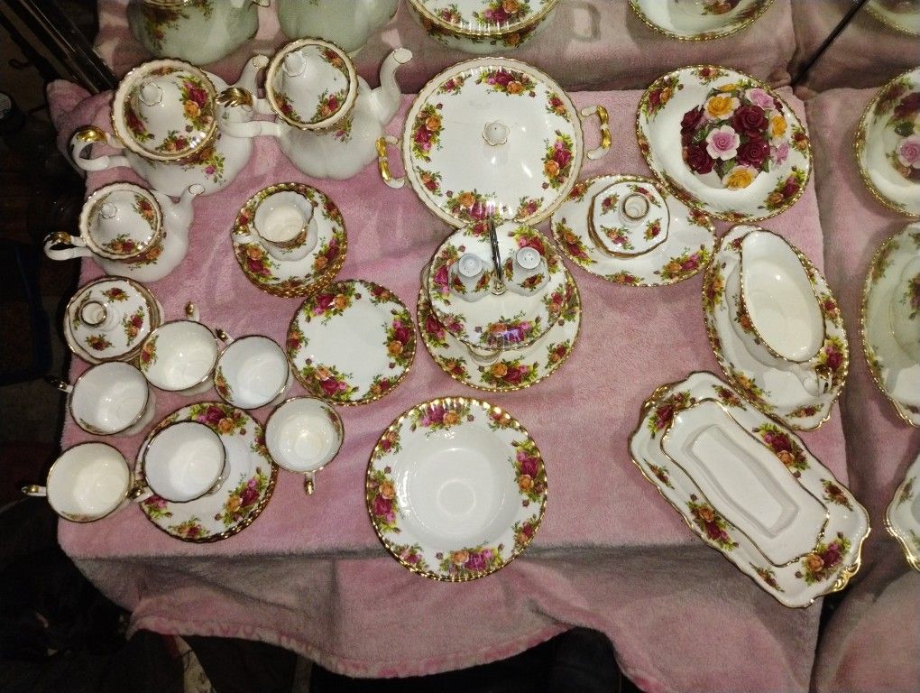 ROYAL ALBERT BONE CHINA ENGLAND
