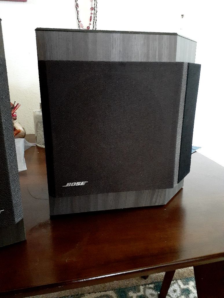 Pair of bose bookshelf speakers