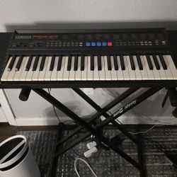 Yamaha E Piano Keyboard (DOES NOT INCLUDE POWER CABLE)