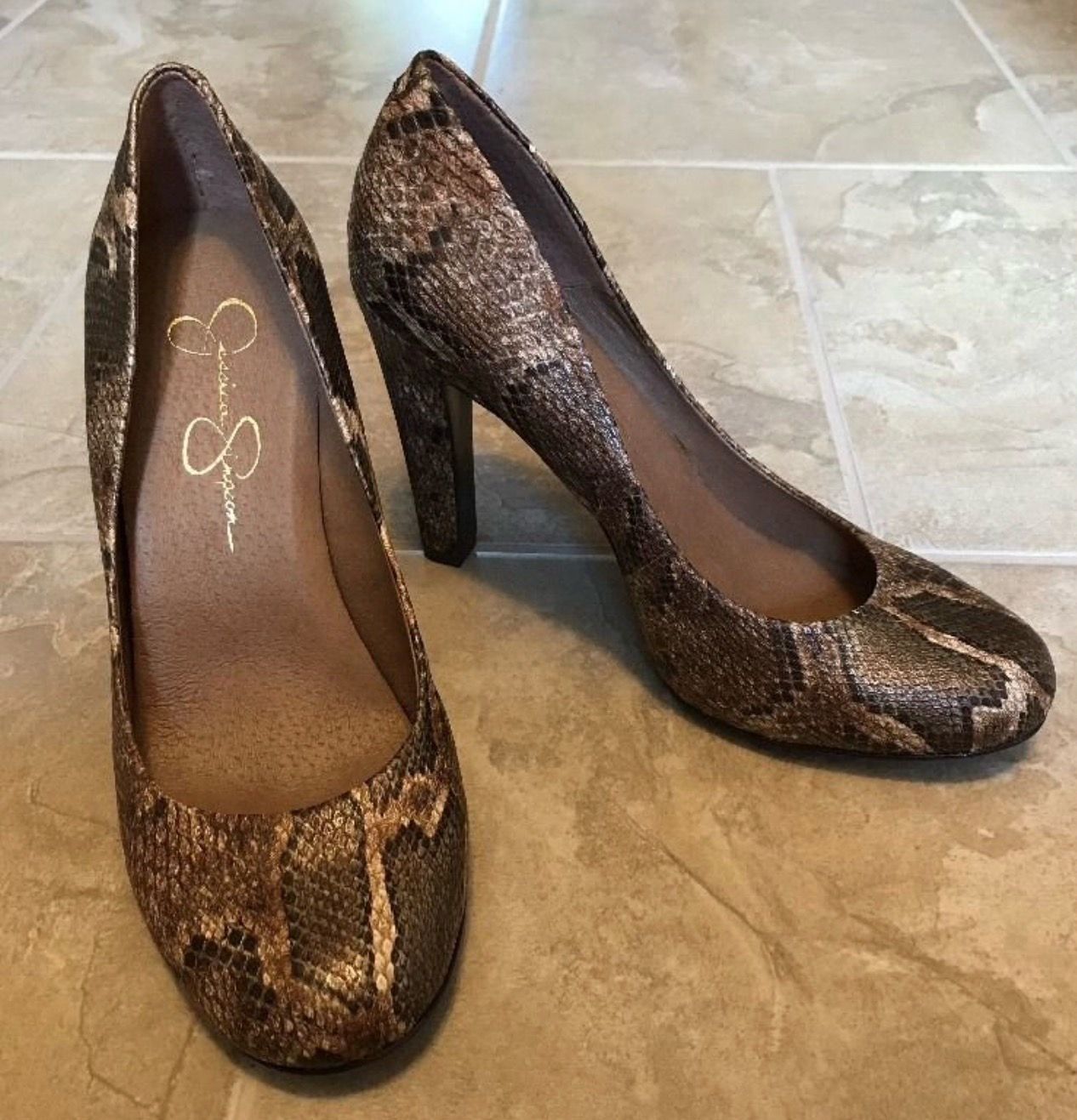 Snake skin pattern brown classic career heels sz 7 NEW