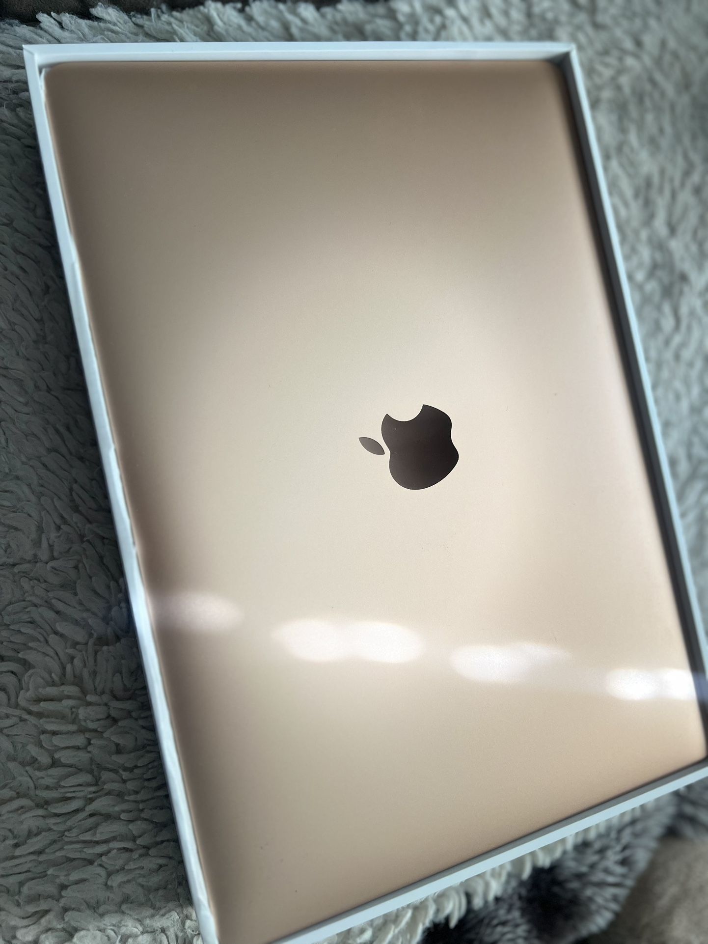 Apple Macbook Air 13 inch gold