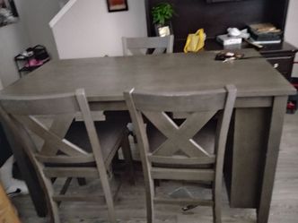 Kicthe. Table 3 chairs