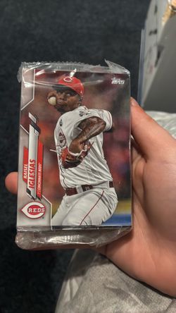 One pack of 100 baseball cards