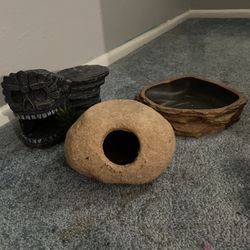 Hideout And Water Dish 