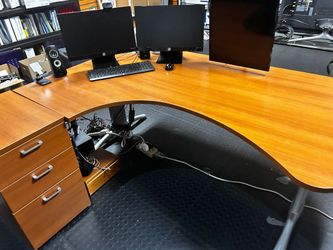 Selling a Italian wood desk with wood 3 drawers