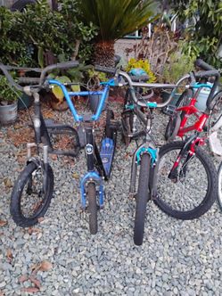 3 patines y  2 bicicletas