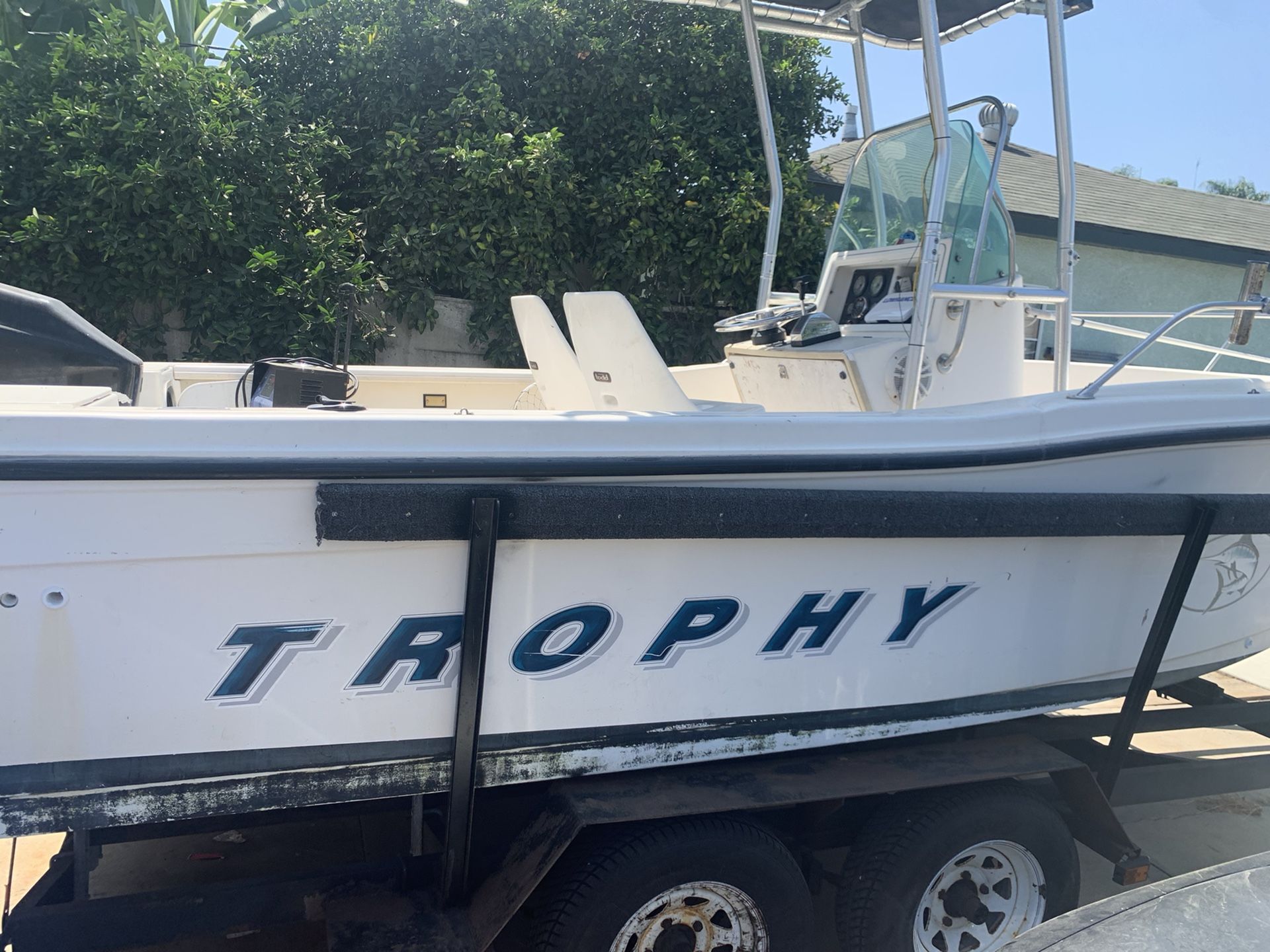 19ft Trophy Center Console Fishing Boat