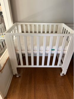 Mamazing Mini Crib + Newton Mattress + Muslin Sheets