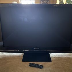 50” Panasonic HD TV; 15 year old technology, but works great, good HD and good sound; stream with a Roku device provided. Not a smart TV.