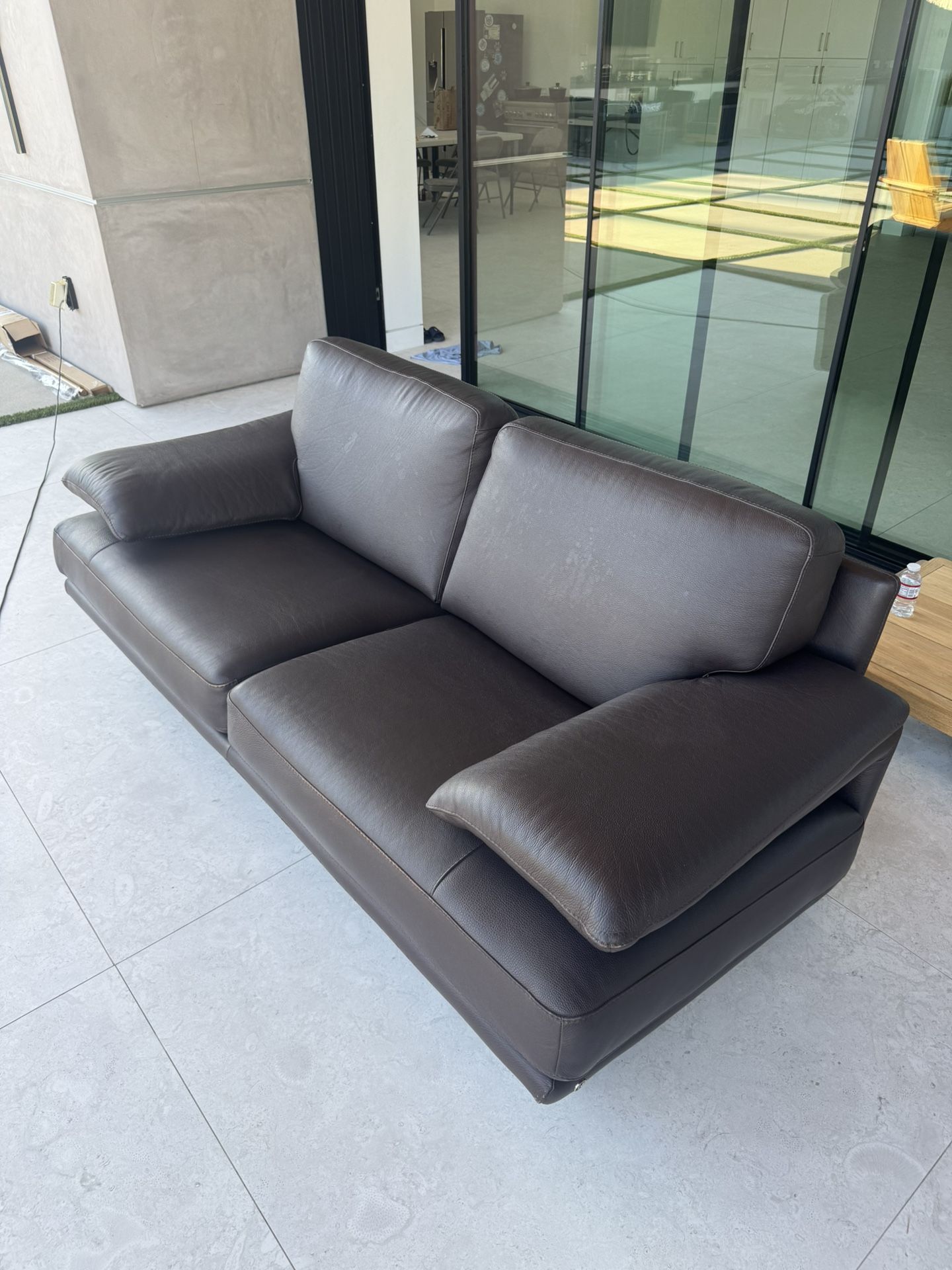 Beautiful Natuzzi Italian Leather Couch Set – Like New!q