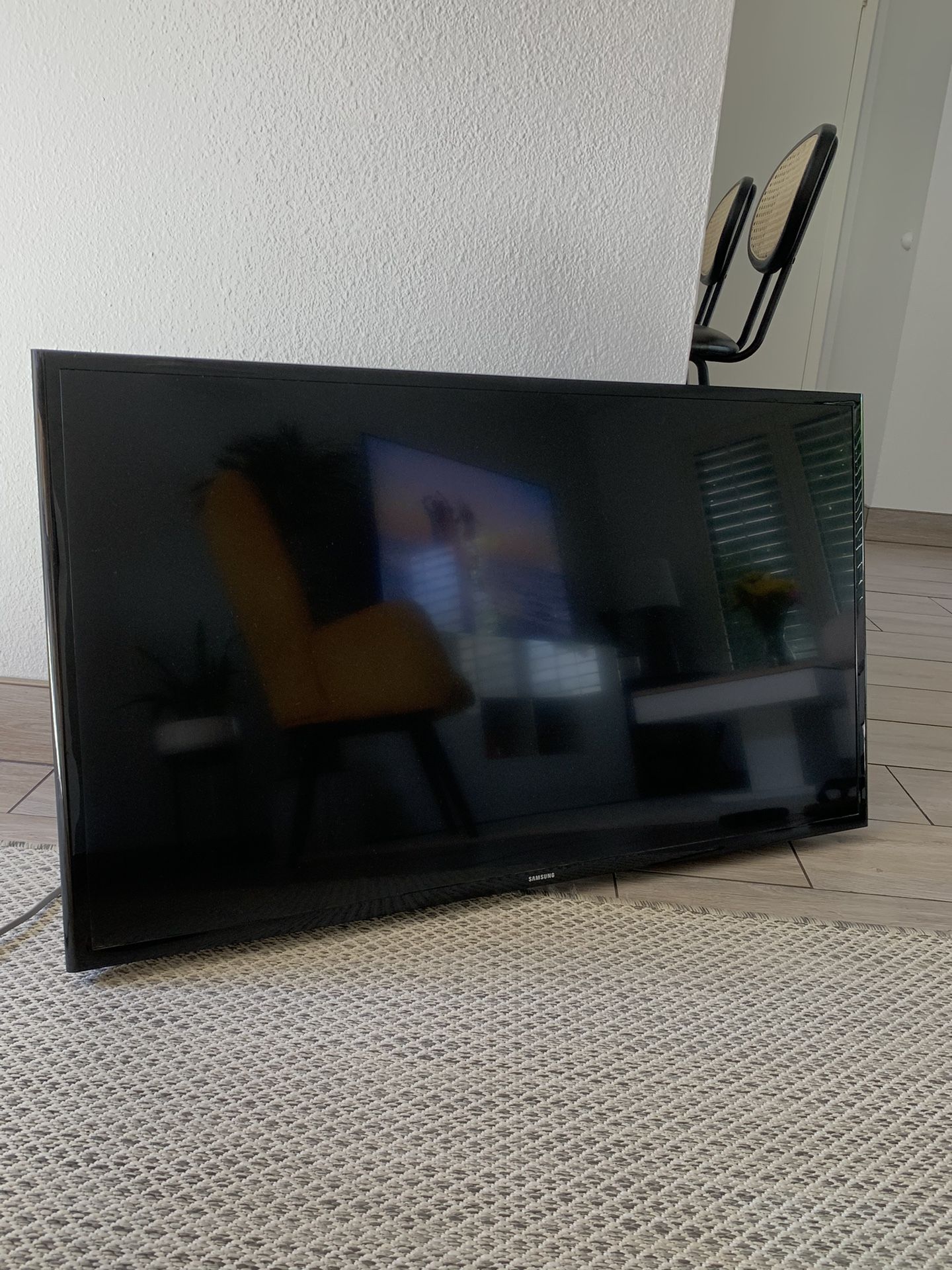 Samsung 36 Inch Flat Screen TV