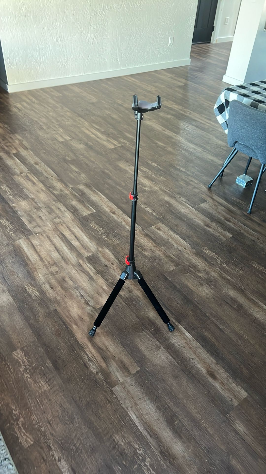 Proline HANG Premium Hanging Guitar Stand With Auto-Closing Yoke