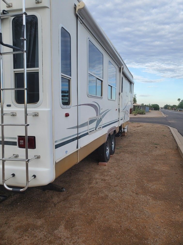 Medallian By McKenzie 5th Wheel 34'ft.