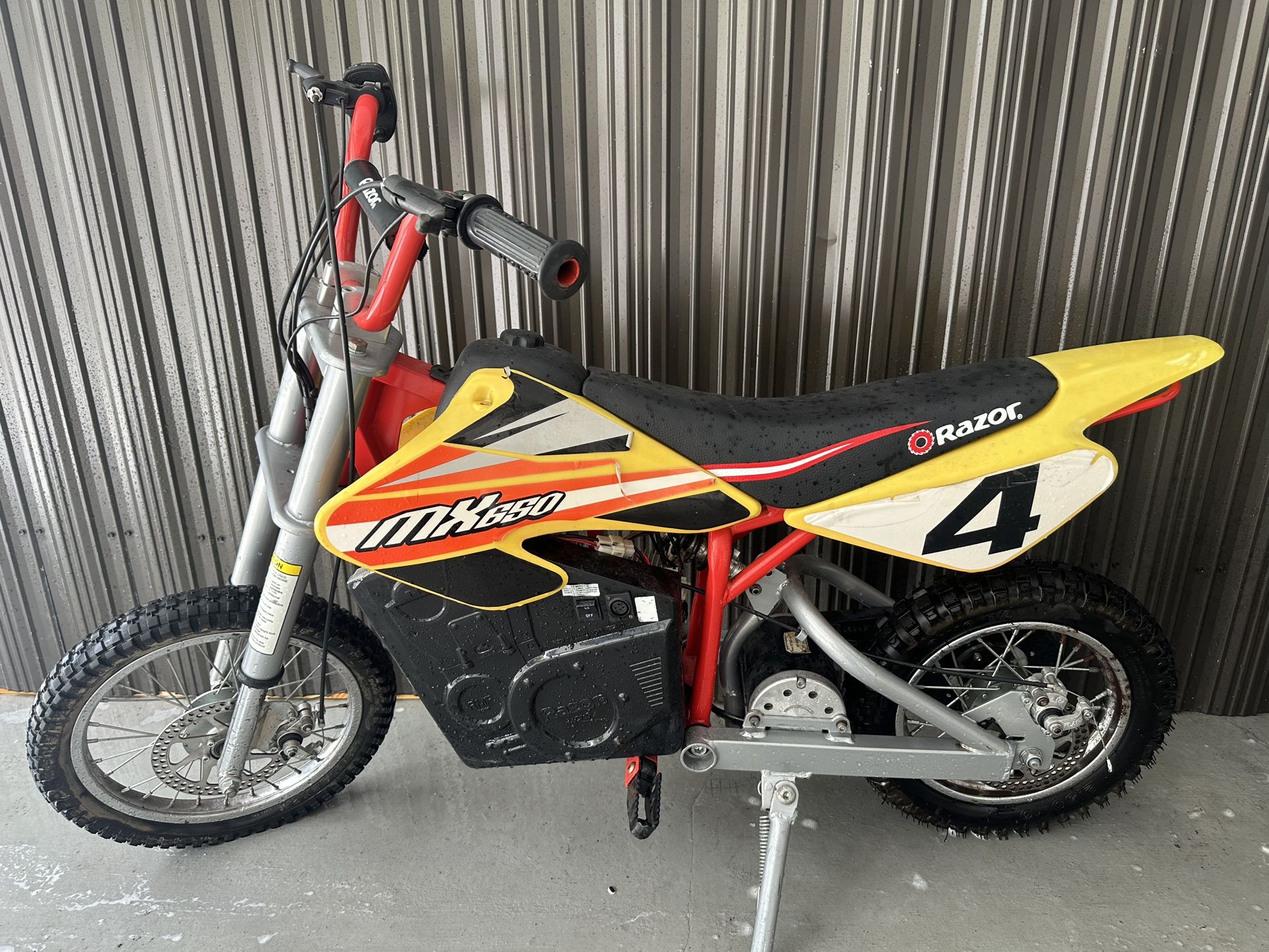 RAZOR MX 650 BIKE (NEED NEW BATTERY)