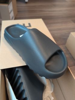 Yeezy Slides Onyx size 11M, Infant 7K, and Kids 1