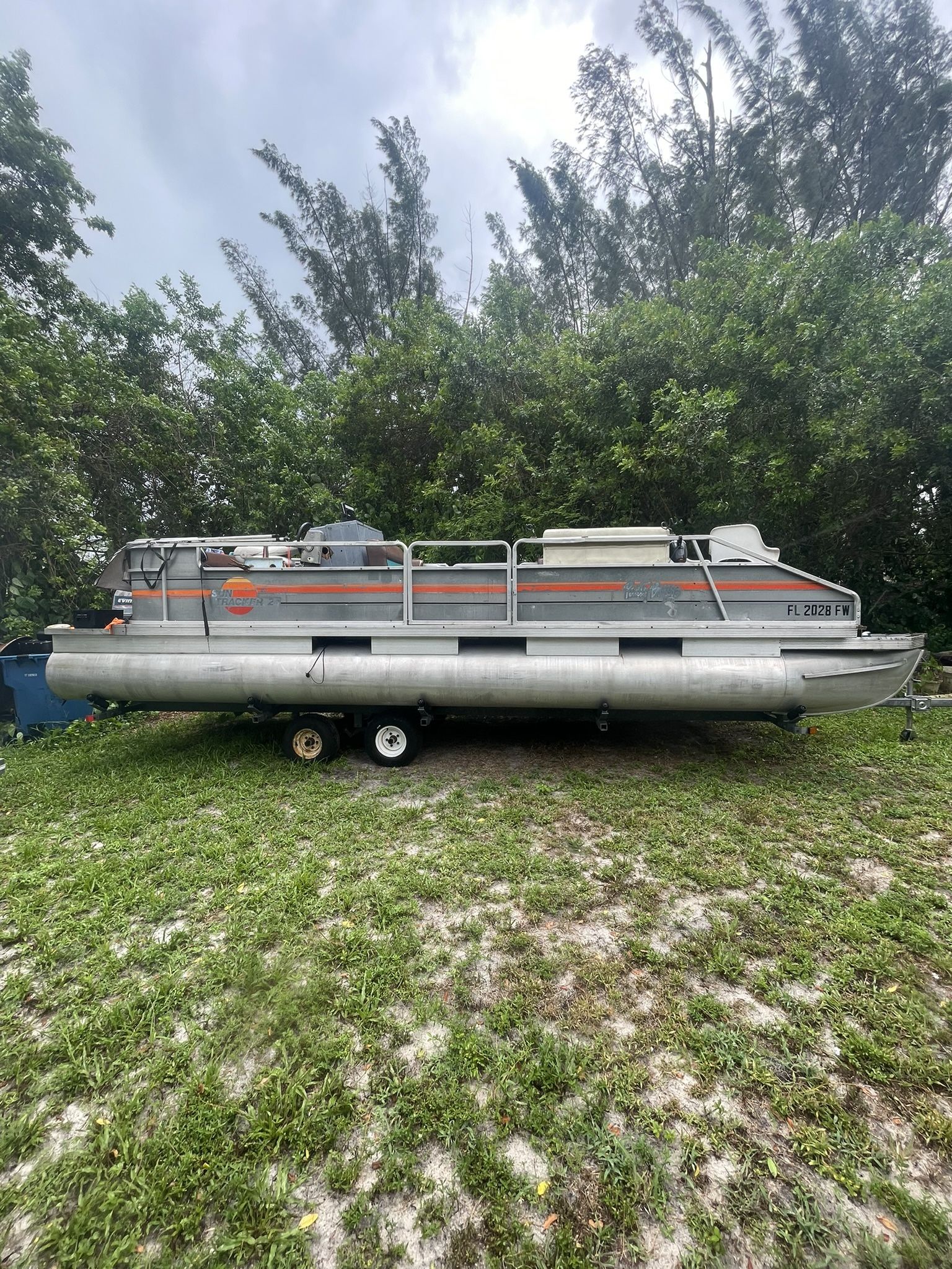 24ft Suntracker Pontoon Boat