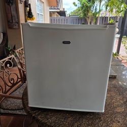 Home/Compact Refrigerators/Sunbeam 1.7 Litre Compact Refrigerator