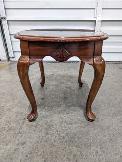 Traditional Oval Wood Side Table with Cabriole Legs