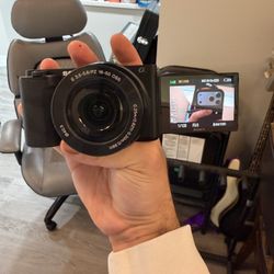 Sony ZvE10 Stock Lens