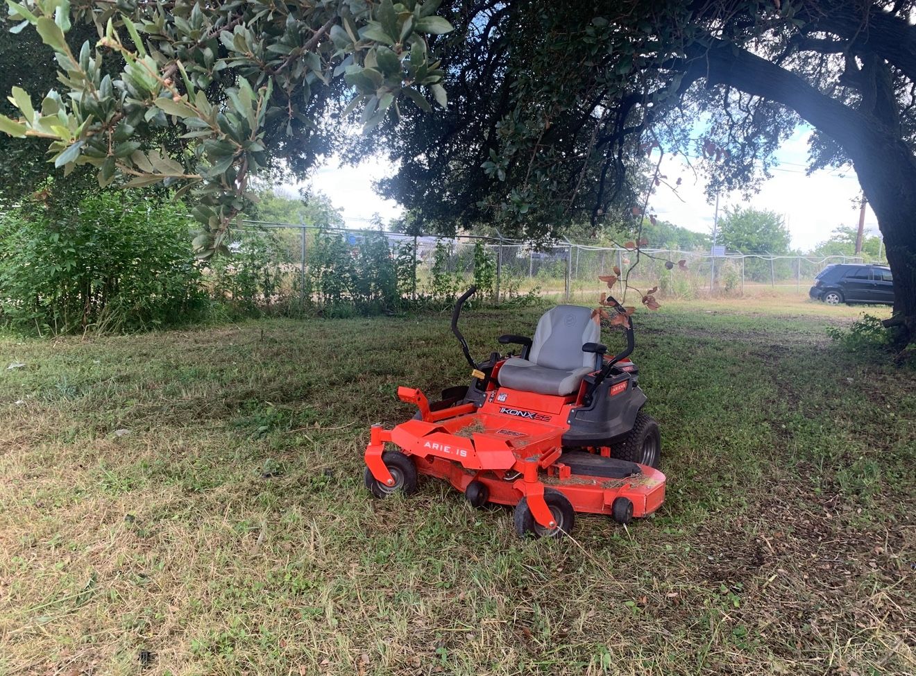 Ariens IKON X 52 in Zero Turn