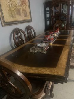 MESA DE 6 SILLAS, BITRINA Y MUEBLÉ PARA T.V