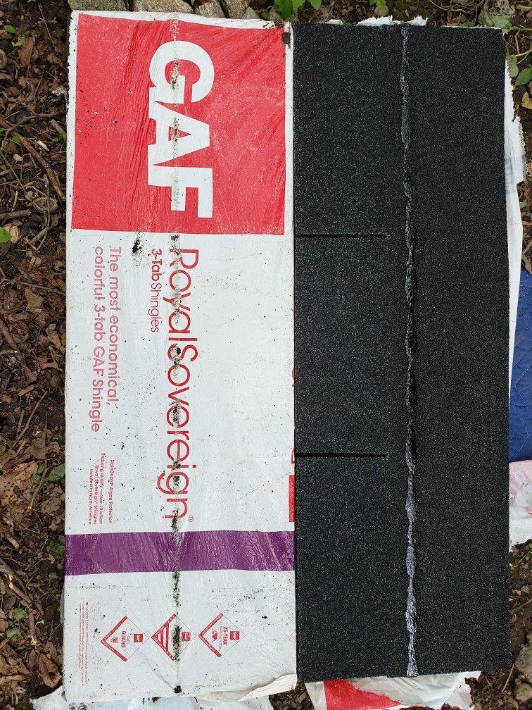 Royal Sovereign Charcoal Algae Resistant 3-Tab Roofing Shingles (33.33 sq. ft. per. Bundle) (26-pieces)