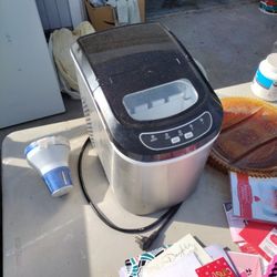 Magic Chef Icemaker