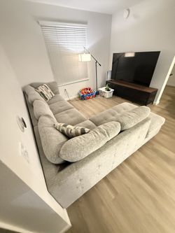 BEAUTIFUL SECTIONAL COUCH. DELIVERY AVAILABLE 