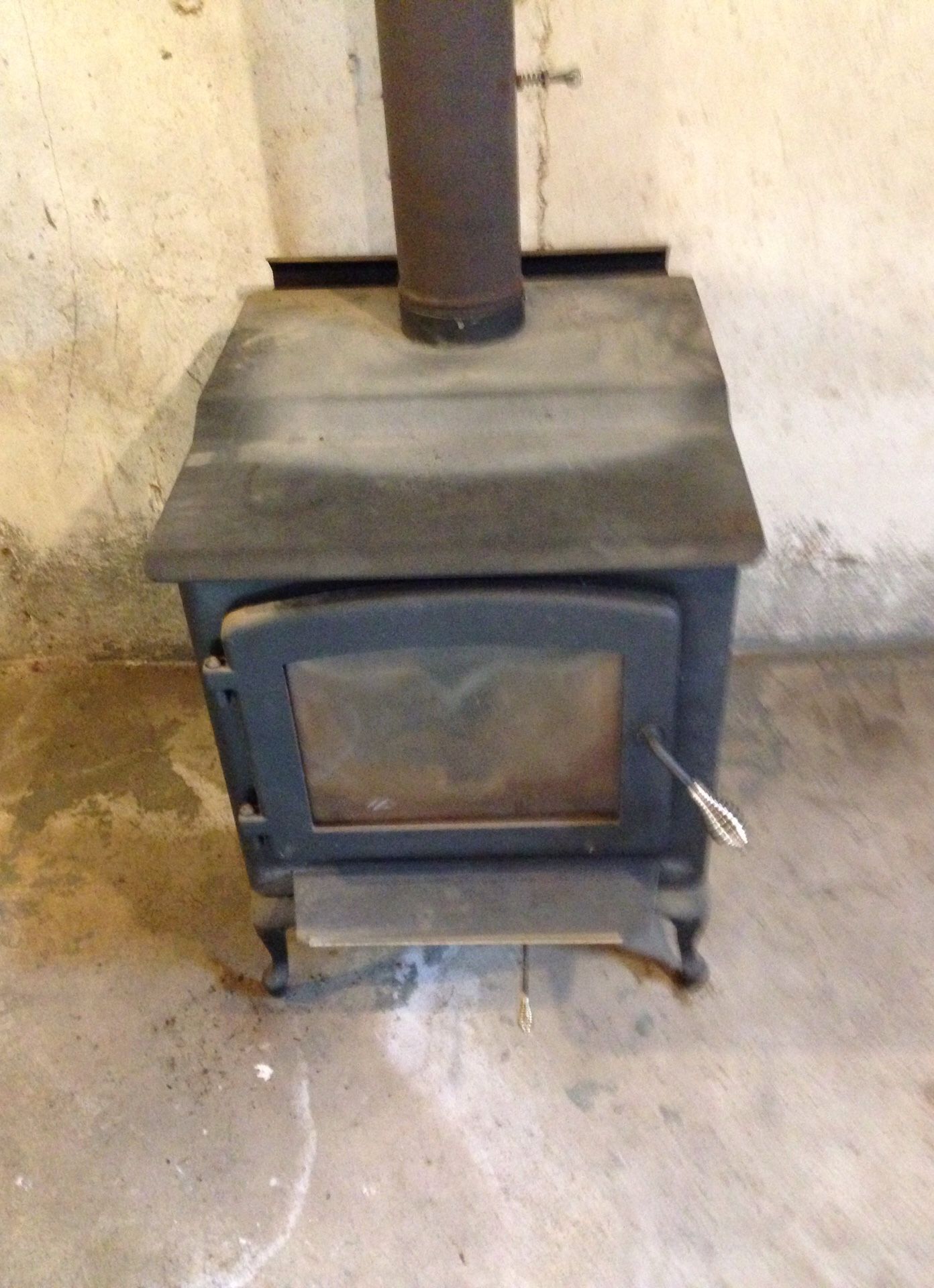 New England Stove Works . Never had any issues. Works excellent. About 6 years old . Ayer