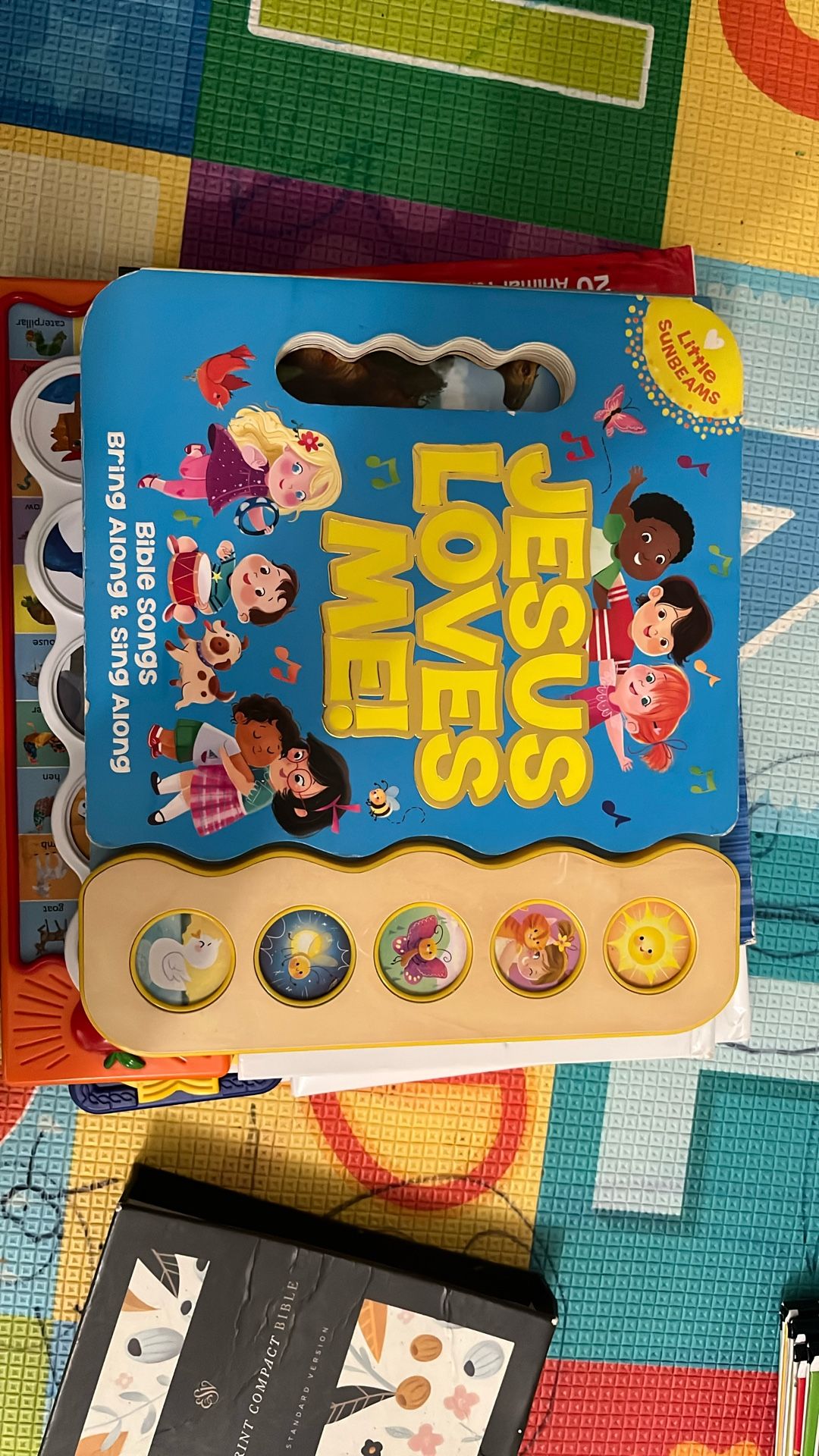 Jesus Loves Me 5-Button Songbook - Perfect Gift for Easter Baskets, Christmas, Birthdays, Baptisms, and More (Little Sunbeams)