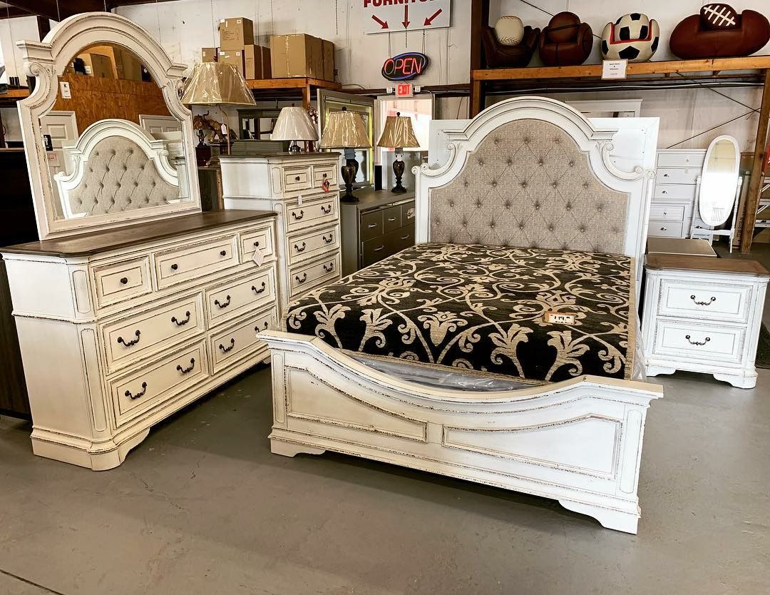 Realyn chipped bedroom sale set