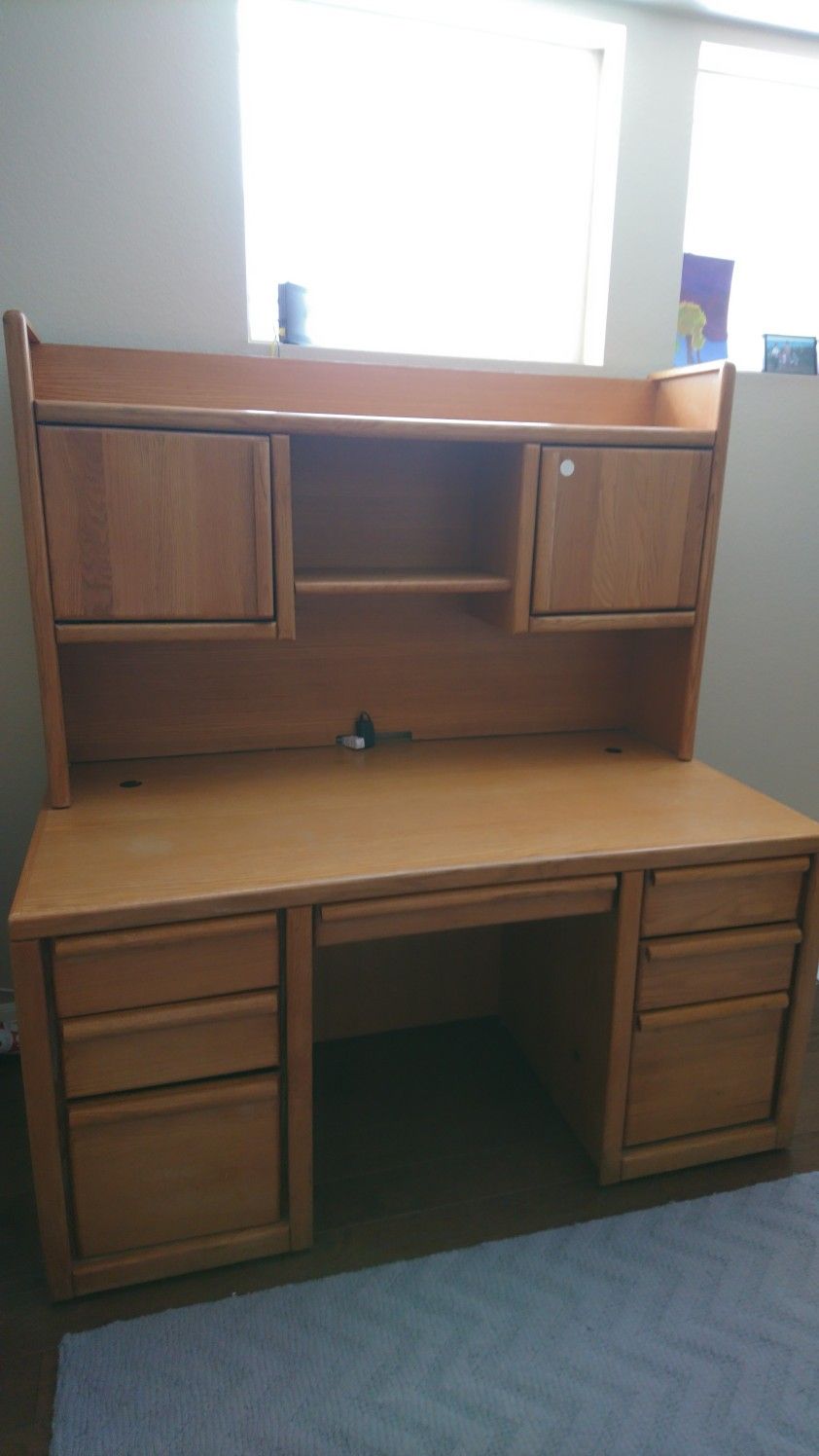Great condition!Oak Desk with shelf ( H 65.5 " W60" D32”) w/2 pieces.