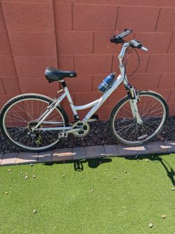 NISHIKI  comfort hybrid bike designed specifically for women, suspension seat,21 speed,17" Frame,26" Tires, Like New, low step Telephone Holder